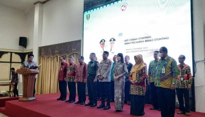 Deputi Adpin BKKBN RI, Sukaryo Teguh Santoso memberikan sambutan usai mengukuhkan Bapak dan Bunda Asuh Stunting Kabupaten Tabalong. (Foto: Arif/Koranbanjar.net)