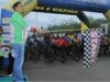 Wali Kota Banjarbaru melepas peserta event Gowes XC FUN 'Kada Behadangan'Part 1, Minggu (18/12/2022). (Sumber Foto: MedCen Bjb/Koranbanjar.net)