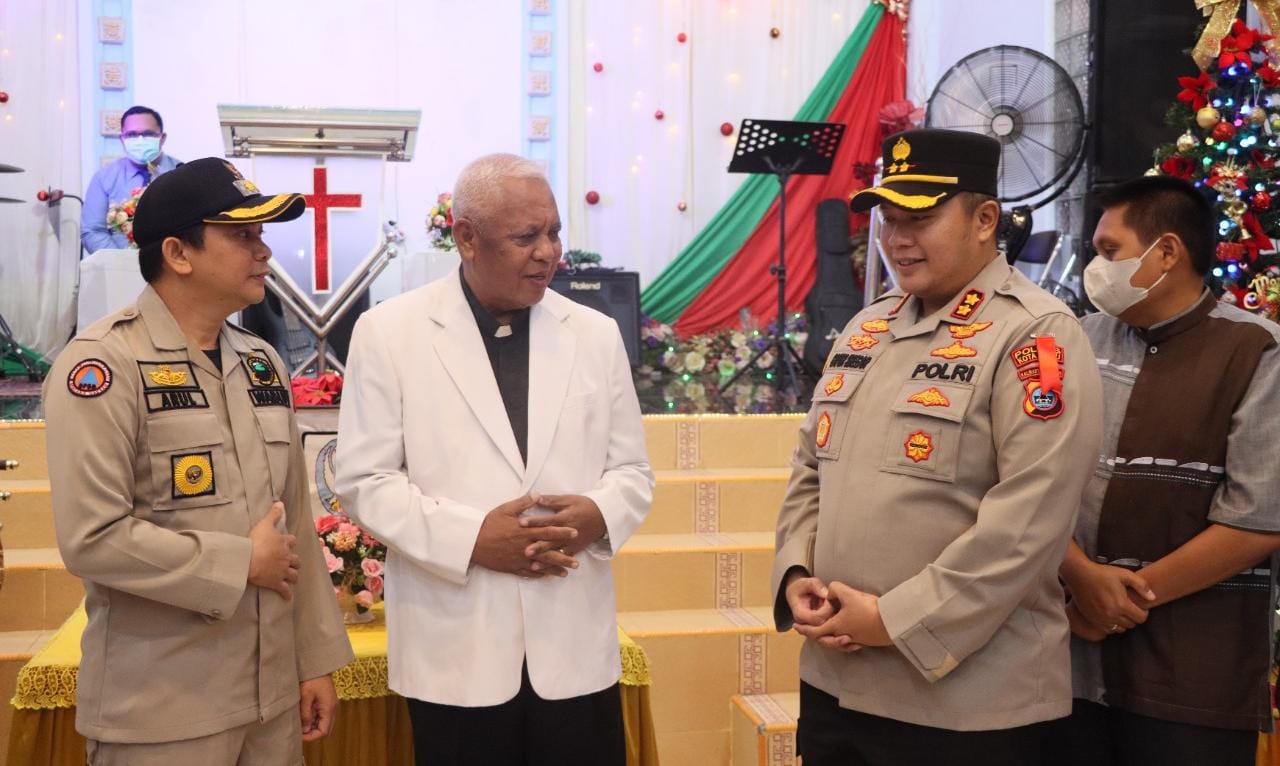 Kapolres Kotabaru beserta Wakil Bupati saat meninjau tempat ibadah Gereja di Malam Natal. (Sumber Foto: Humas Polres Kotabaru/Koranbanjar.net)