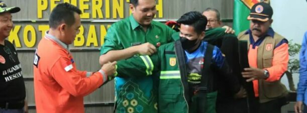 Menunaikan Janji, Wali Kota Bagikan Pakaian Safety 35 BPK se Kota Banjarbaru