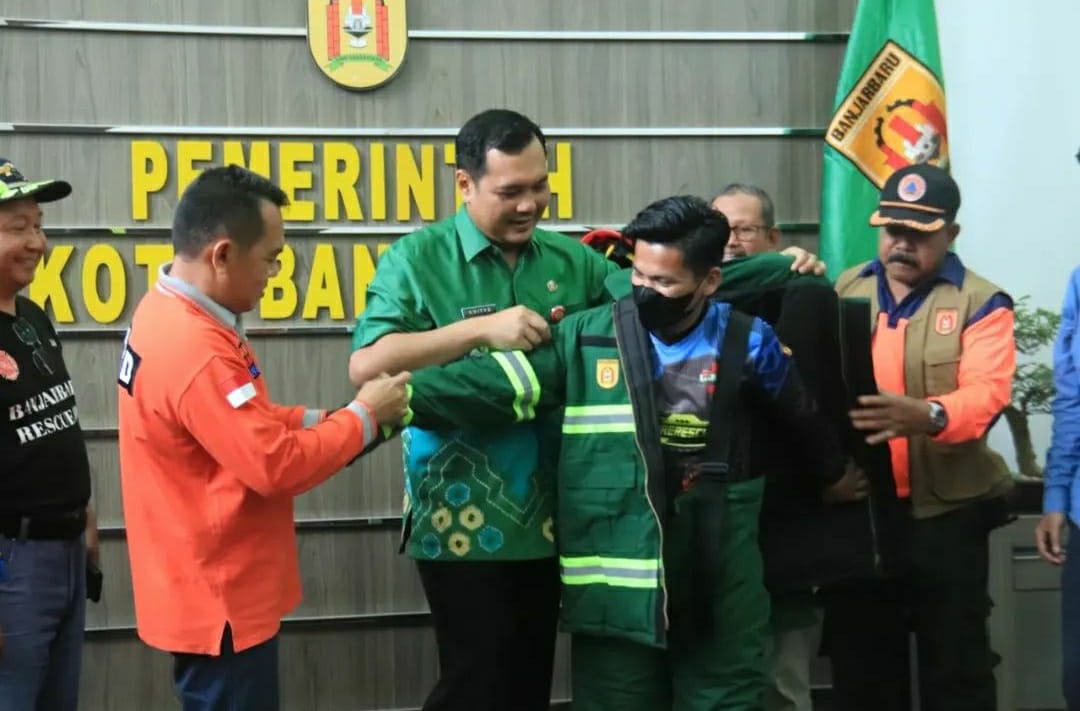 Pakaian safety dikenakan langsung oleh Wali Kota Banjarbaru, Aditya Mufti Ariffin di Ruang Tamu Utama Wali Kota, Jumat (16/12/2022). (Foto: MedCen BJB/Koranbanjar.net)
