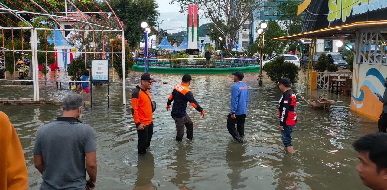 Wisata Siring Laut Kotabaru saat terendam Banjir Rob. (Sumber Foto: Cah/Koranbanjar.net)