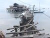 Pelabuhan panjang di Desa Tanjung Seloka ambruk usai diterjang banjir rob dan ombak besar. (Foto: Koranbanjar.net)