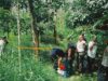 Petugas kepolisian saat melakukan olah TKP di lokasi ditemukannya jasad korban. (Foto: Humas Polres Tabalong)