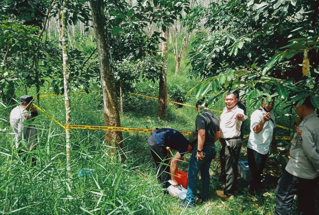 Petugas kepolisian saat melakukan olah TKP di lokasi ditemukannya jasad korban. (Foto: Humas Polres Tabalong)