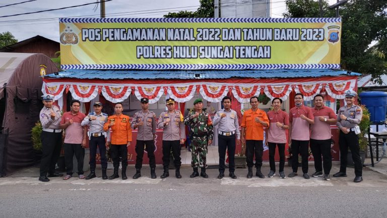 Anggota Polres HST bersama BPBD HST serta pihak terkait di Pos Pengamanan Nataru 2023. (Foto: Humas Polres HST)