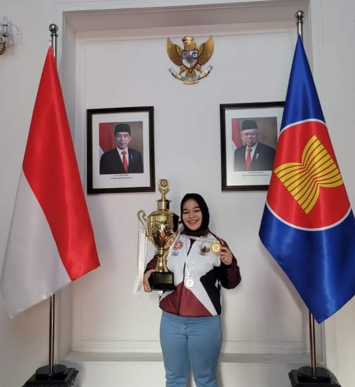 Devia saat memamerkan medali dan tropy yang dia dapatkan saat mengikuti kejuaraan Asia Oceania di Uzbekistan satu berada di ruangan kedutaan besar. (Foto: Devia/Koranbanjar.net)