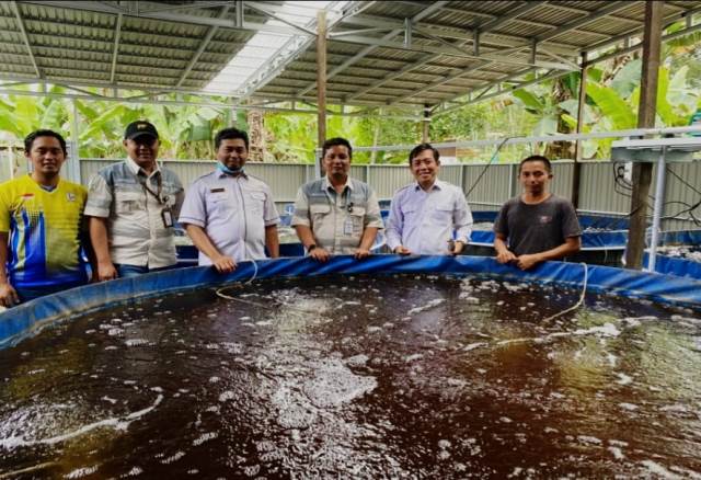 Balangan Coal Group bekerja sama De’Papuyu Farm melakukan pembinaan perikanan pada Karang Taruna Desa Murung Ilung Kecamatan Paringin, Selasa (6/12/2022). (Sumber Foto: Vit/Koranbanjar.net)
