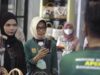 Ketua Dekranasda Banjarbaru Vivi Mar’i Zubedi (kiri) memperkenalkan produk UMKM Banjarbaru kepada para peserta APEKSI Regional Kalimantan, Selasa (6/12/2022). (Sumber Foto: Media Center Banjarbaru/Koranbanjar.net)