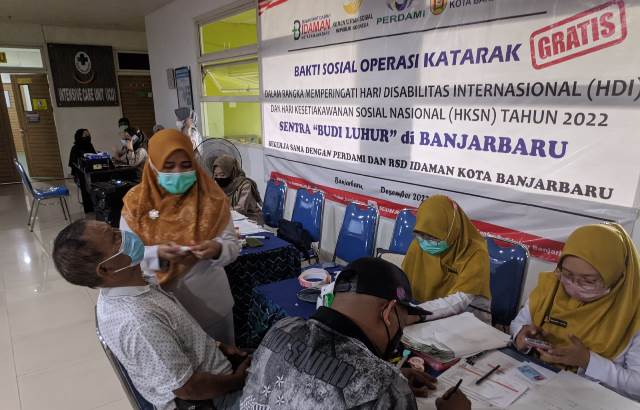 Registrasi peserta operasi katarak di RSD Idaman Kota Banjarbaru, Selasa (13/12/2022). (Sumber Foto: Ari/Koranbanjar.net)