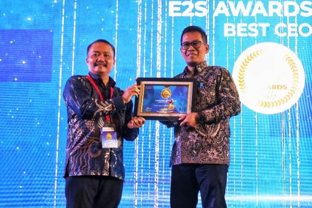 Direktur Utama PT PLN (Persero) Darmawan Prasodjo (kanan) meraih penghargaan sebagai The Best CEO Power Company, Selasa (13/12/2022) di Jakarta. (Sumber Foto: PT PLN UIP Kalbagtim/Koranbanjar.net)