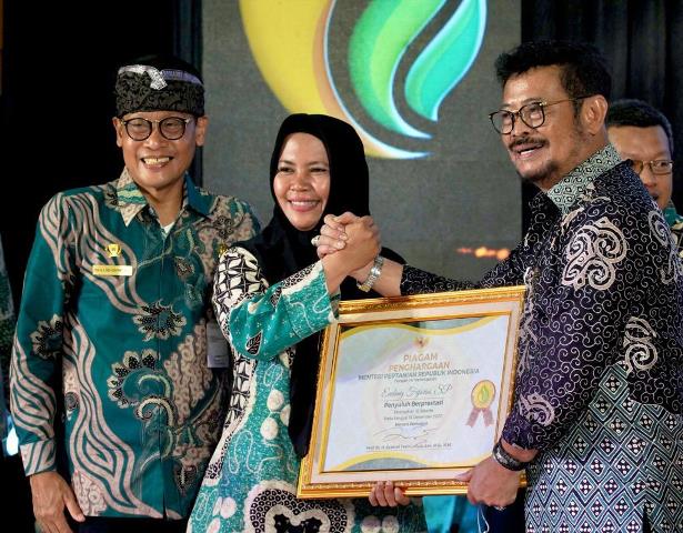 Menteri Pertanian (Mentan) Syahrul Yasin Limpo menyerahkan 32 Sertifikat Emas, Kamis (15/12/2022) di Bogor. (Sumber Foto: Tim Ekspos SMK PP Negeri Banjarbaru/Koranbanjar.net)