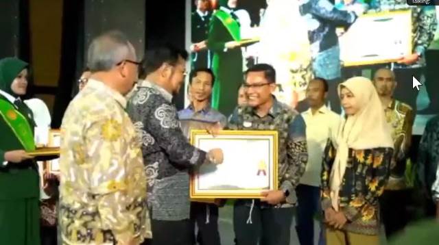 Sertifikat Emas atau Golden Certificate kepada champion Petani Milenial, Penyuluh Pertanian, dan Pusat Pelatihan Pertanian dan Perdesaan Swadaya (P4S). (Sumber Foto: Tim Ekspos SMK PP Negeri Banjarbaru/Koranbanjar.net)