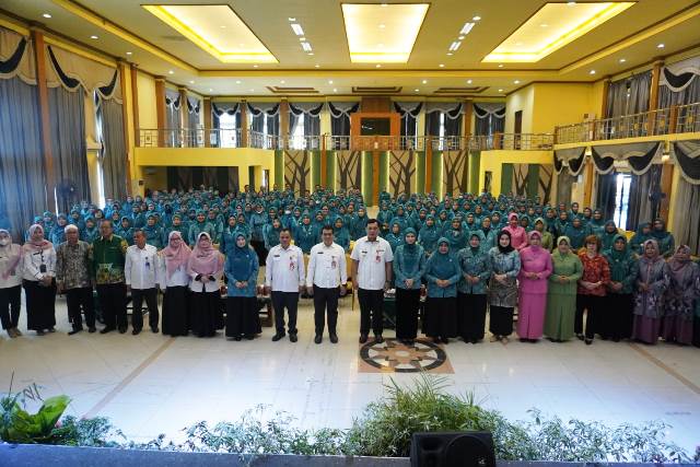 Kader PKK Kota Banjarbaru yang ikut Jambore, bersama Wali Kota Banjarbaru, Ketua PKK Kota Banjarbaru dan Pimpinan SPKD, Rabu (14/12/2022). (Sumber Foto: Medcen Banjarbaru/Koranbanjar)
