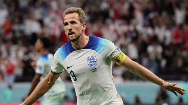 Penyerang Timnas Inggris, Harry Kane merayakan gol kedua timnya antara Inggris vs Senegal di Stadion Al-Bayt di Al Khor, utara Doha pada 4 Desember 2022 waktu setempat atau Senin (5/12/2022) WIB. (Sumber Foto: JACK GUEZ/AFP)