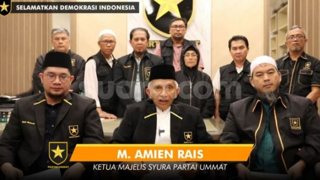 Ketua Majelis Syura Partai Ummat, Amien Rais (tengah), Partai Ummat gagal jadi peserta Pemilu 2024. (Sumber Foto: Suara.com)