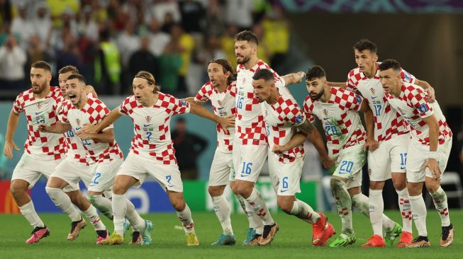 Selebrasi Kroasia usai memenangi babak adu penalti perempat final Piala Dunia 2022 antara Kroasia dan Brazil di Stadion Education City di Al-Rayyan, barat Doha, Qatar, Jumat (9/12/2022). (Sumber Foto: Adrian DENNIS/AFP)