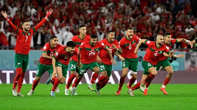 Maroko merayakan kemenangan dalam babak adu penalti saat pertandingan sepak bola babak 16 besar Piala Dunia Qatar antara Maroko dan Spanyol di Education City Stadium di Al-Rayyan, barat Doha, Qatar, Selasa (6/12/2022).( Sumber Foto: JAVIER SORIANO/AFP)