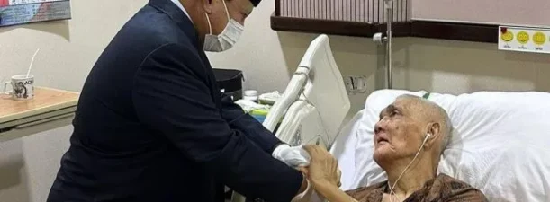 Menteri Pertahanan Prabowo Jenguk Jendral Try Sutrisno di RSPAD