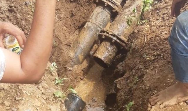 Perbaikan sebelumnya pemasangan koneksi pipa 200 mm Zona BLK di jembatan arah Booster Muslimin Kota Banjarbaru medio Desember 2022. (Sumber Foto: Humas PTAM Intan Banjar/Koranbanjar.net)