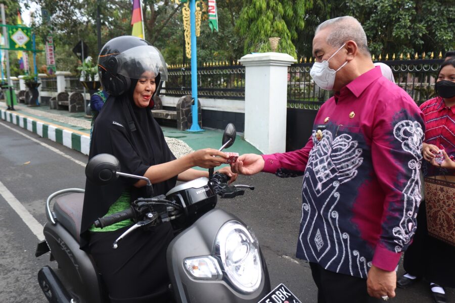 Bupati Hulu Sungai Selatan, H. Achmad Fikry membagikan souvenir bagi para perempuan pengguna jalan, Kamis (22/12/2022). (Foto: Kominfo Hulu Sungai Selatan/Koranbanjar.net)