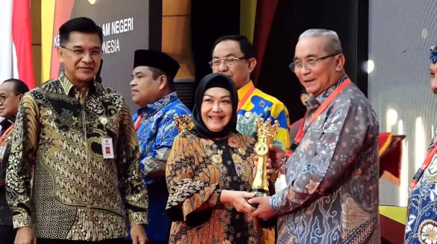 Bupati Hulu Sungai Selatan, H. Achmad Fikry (kanan) saat menerima penghargaan Innovative Government Award (IGA) 2022. (Foto: Kominfo Hulu Sungai Selatan/Koranbanjar.net)