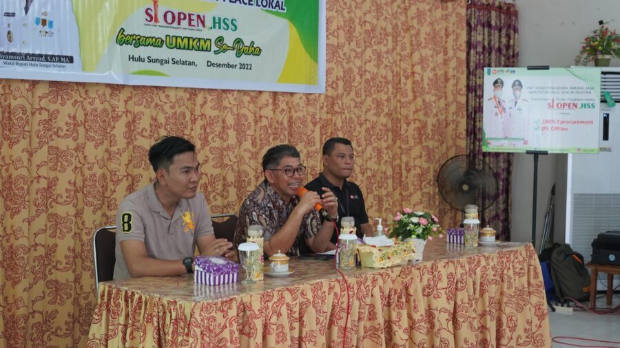 Wakil Bupati Hulu Sungai Selatan, Syamsuri Arsyad (tengah) membuka sosialisasi dan bimbingan teknis eMarket Place Lokal Si Open HSS, Jum'at (23/12/2022). (Foto: Kominfo Hulu Sungai Selatan/Koranbanjar.net)
