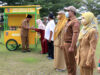 Gubernur Kalimantan Selatan, Sahbirin Noor secara simbolis menyerahkan bantuan gerobak kepada 30 pelaku UMKM di lapangan Setda Provinsi Kalsel, Banjarbaru. (Foto: MC Kalsel/Koranbanjar.net)