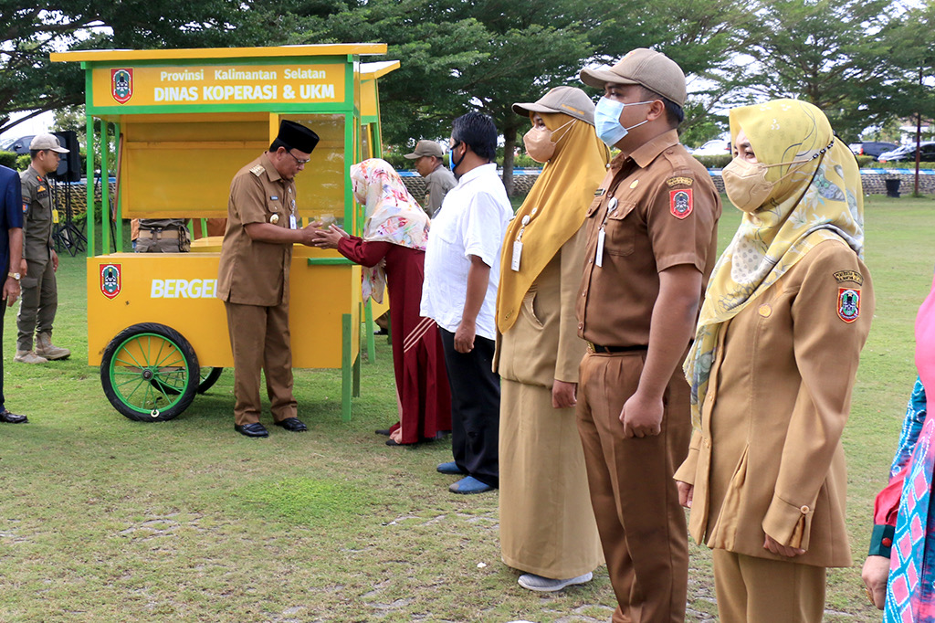 Gubernur Kalimantan Selatan, Sahbirin Noor secara simbolis menyerahkan bantuan gerobak kepada 30 pelaku UMKM di lapangan Setda Provinsi Kalsel, Banjarbaru. (Foto: MC Kalsel/Koranbanjar.net)