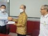 Sekretaris Daerah Tanbu H Ambo Sakka tanda tangan kerja sama di kantor pusat perusahan tersebut di Citeureup, Bandung, Jawa Barat, Rabu (04/01/2023). (Sumber Foto: Kominfo Kabupaten Tanah Bumbu/Koranbanjar.net)