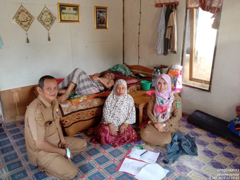 Dinas Sosial melakukan verifikasi dan validasi data penerima bantuan sosial (Bansos) Tahun 2023, Rabu (4/1/2023). (Sumber Foto: Kominfo Kabupaten Tanah Bumbu/Koranbanjar.net)