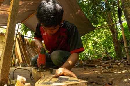 Merapikan bentuk sesuai dengan Garis 