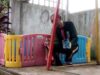 Khairuddin tengah memperbaharui sarana bermain anak. (Foto: Koranbanjar.net)