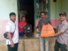 BPBD Kabupaten Banjar menyerahkan bantuan logistik kepada warga terdampak musibah angin puting beliung, di Desa Bawahan Selan, Kecamatan Mataraman, Senin (9/1/2023). (Foto: BPBD Banjar/Koranbanjar.net)