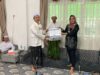 Kepala Dinas Koperasi Usaha Mikro Perindustrian dan Perdagangan (KUMPP) Kabupaten Banjar, I Gusti Made Suryawati (kanan) saat menghadiri kegiatan Rapat Anggota Tahunan Koperasi Pesantren Darussalam Martapura, Kamis (5/1/2023). (Foto: Kominfo Kabupaten Banjar/Koranbanjar.net)