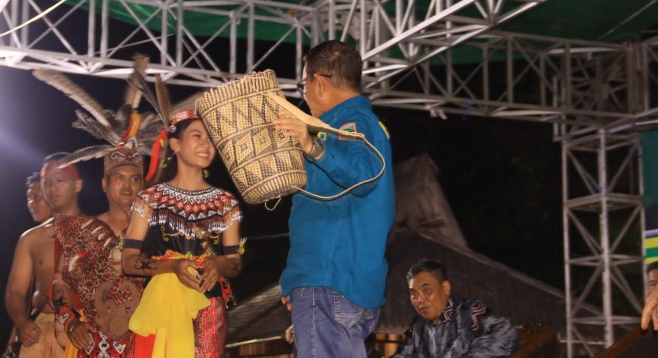Sekretaris Daerah Kotabaru saat menutup secara resmi Bamega Fair New Year Eve 2022. (Sumber Foto: Diskominfo Kotabaru)