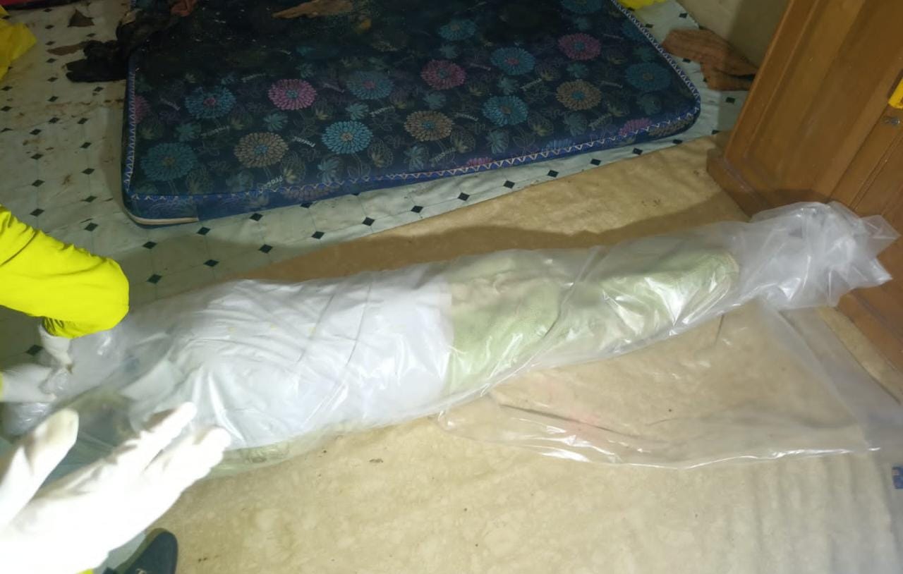 Mayat korban yang sudah dievakuasi petugas Rumah Sakit dengan dibungkus kain usai ditemukan di kamar rumahnya. (Sumber Foto: Ami/Koranbanjar.net)