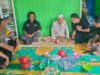 Ketua JMSI cabang Kotabaru bersama anggota saat berbincang dengan Guru Pantai. (Foto: Cah/Koranbanjar.net)