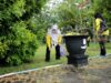 Acil Odah saat aksi bersih-bersih di kawasan perkantoran Pemerintah Provinsi Kalimantan Selatan, Jumat (6/1/2023). (Sumber Foto: Setdaprov Kalsel/Koranbanjar.net) 