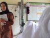 Guru muda cantik asal Banjarbaru yang rela mengantar jemput murid hampir putus sekolah, agar tetap bersekolah seperti biasa. (Foto: Cah/Koranbanjar.net)