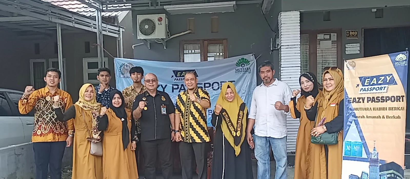 Jajaran Pimpinan dan Koordinator Mutiara Habibi Berkah berfoto bersama dengan pimpinan dan staf Eazy Pasport Kantor Imigrasi Klas I TPI Banjarmasin, di Komplek Alam Baru Mandiri KM 8. (Foto: Koranbanjar.net)