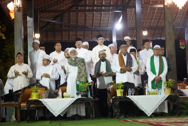 Paman Birin (dua kanan) selawatan dan tausiyah di Bumi Shalawat Alam Roh 88 Desa Kiram, Kecamatan Karang Intan, Kabupaten Banjar, Sabtu (7/1/2023) malam. (Sumber Foto: Setdaprov Kalsel/Koranbanjar.net)