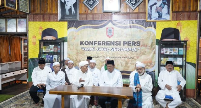 jumpa pers di kediaman pribadi Gubernur Kalsel Sahbirin Noor atau Paman Birin di Jalan Kertak baru Kampung Keramat, RT 1 Kecamatan Martapura Timur, Kabupaten Banjar, Minggu (8/1/2023) malam. (Sumber Foto: Setdaprov Kalsel/Koranbanjar.net)