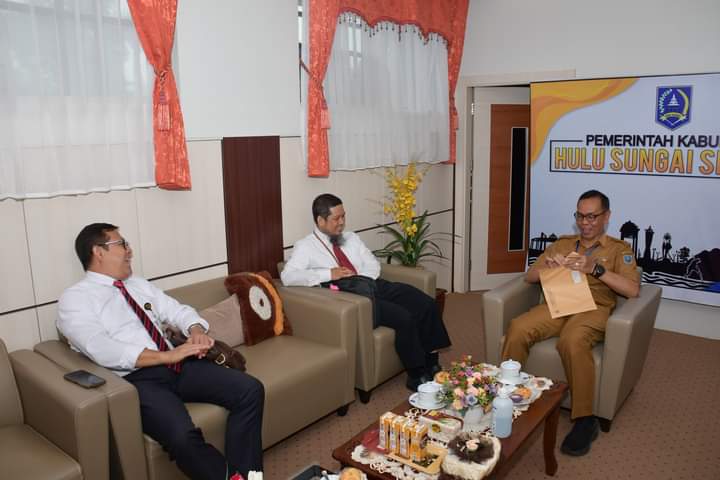 Sekda HSS terima kunjungan pimpinan KPP Barabai. (Foto: Diskominfo HSS)