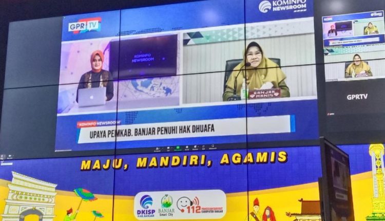 Kepala Dinsos P3AP2KB Kabupaten Banjar Hj Siti Hamidah dialog GPR Tv secara virtual di Command Center Manis, Selasa (10/1/2023) pagi. (Sumber Foto: Kominfo Kabupaten Banjar/Koranbanjar.net)