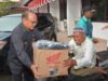 Bupati Tabalong, Anang Syakhfiani menyerahkan bantuan kendaraan roda tiga kepada warga penyandang disabilitas. (Foto: Prokopim Tabalong)