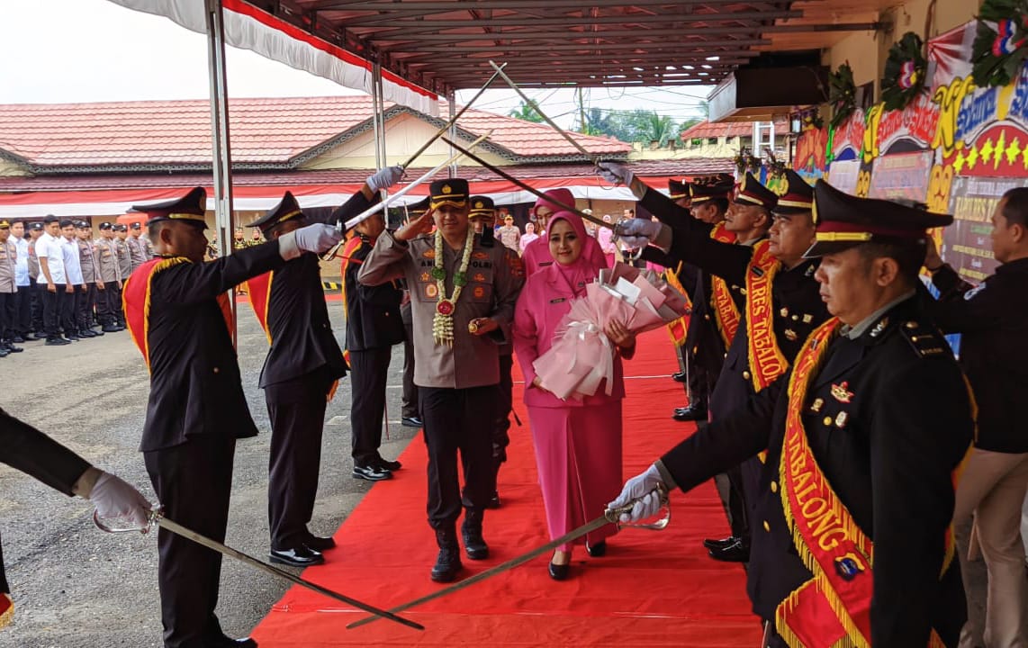 Kedatangan AKBP Anib Bastian beserta istri Ny Elok Anib Bastian di sambut Tradisi Pedang Pora. (Foto: Arif/Koranbanjar.net)