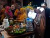 Perayaan milad Dirut MHB, Hj Elin Ayu ke-53 tahun sekaligus HUT pertama MHB, saat pemotongan kue dan nasi tumpeng di Pondok Tepi Sawah. (Foto: Koranbanjar.net)