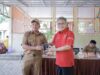 Ketua Komisi II DPRD Kalsel, Imam Suprastowo (kanan) secara simbolis menyerahkan bibit tanaman kepada Kepala Desa Kandangan Lama, Kecamatan Panyipatan, Kabupaten Tanah Laut, Senin (16/1/2023). (Foto: Humas DPRD Kalsel/Koranbanjar.net)