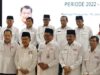 Ketua Umum PMI, Drs Jusuf Kalla berfoto bersama usai melantik Dewan Kehormatan PMI Kalsel di Mahligai Pancasila Banjarmasin, Rabu (18/1/2023). (Foto: Pemko Banjarmasin/Koranbanjar.net)